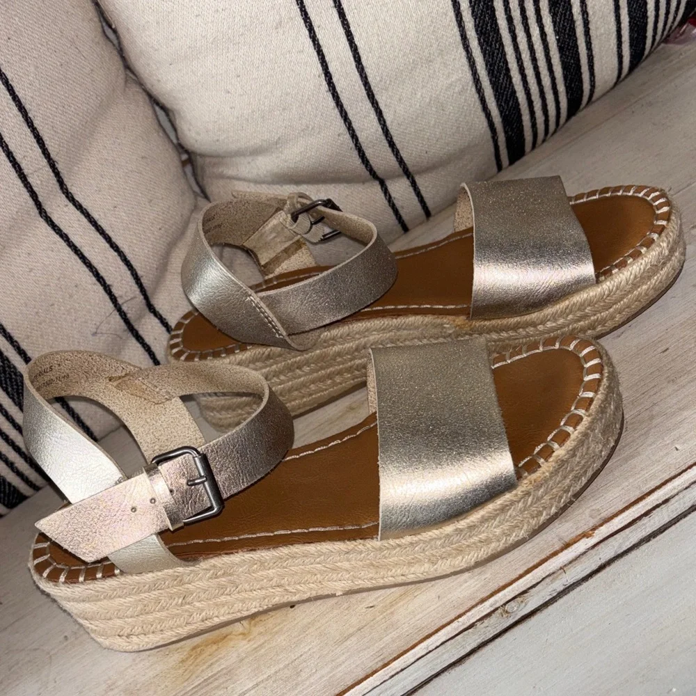 Universal Thread Gold Metallic Espadrille Spring Summer Sandals 9.5